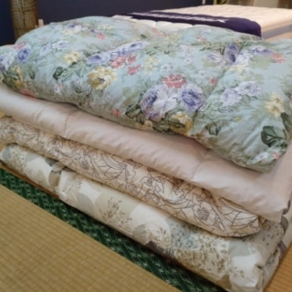 シングル肌掛け４枚からダブル１枚へ 押し入れの来客用羽毛布団を変身させるリフォーム