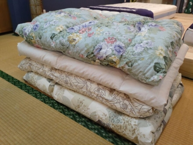 シングルサイズの羽毛肌掛け4枚を重ねた状態｜ダブルサイズへリフォーム前